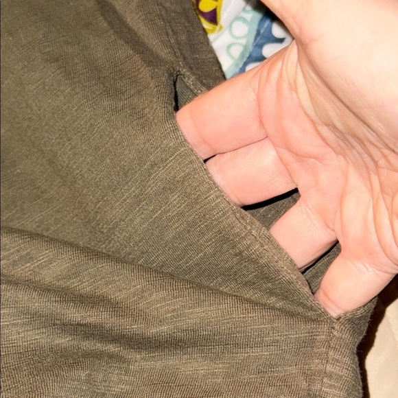 🌹NEW IN OLIVE POCKET TEE - Picture 5 of 5